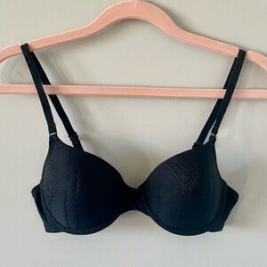 Arianne T-Shirt Bra - Embroidered Details - Black